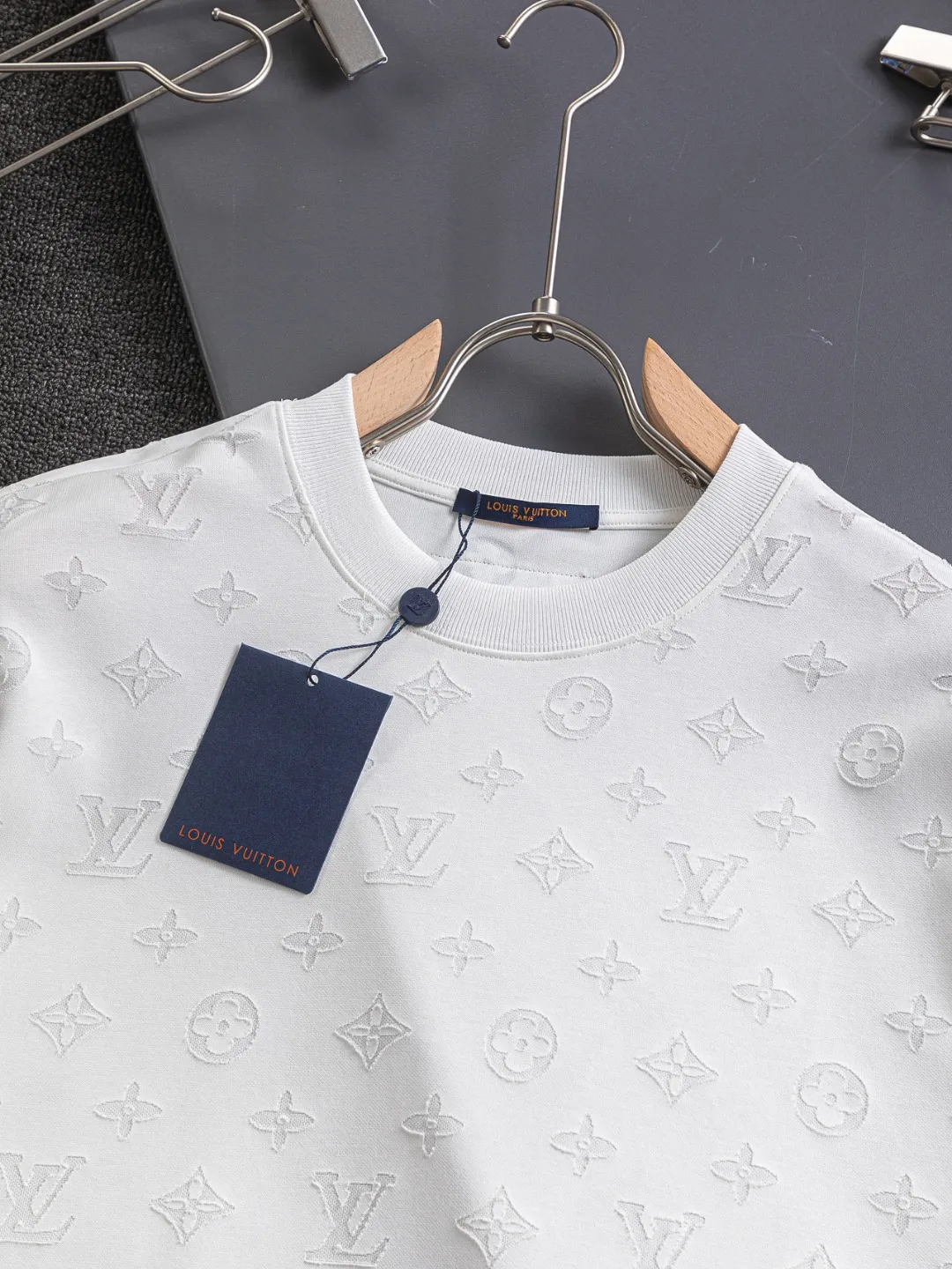 🅿️200 Louis Vuitton Louis Vuitton 1V slightly wide version S-XL 25SS LV new product counter catwalk style full body cut burnt letter logo heavy craftsmanship same style for men and women! Short-sleeves are not the same as the general public, but must be unique and eye-catching. This LV short-sleeves is all about quality, comfort, consistent style, fashion, including fabrics and cutting techniques, all of which have been made with great effort! 320 grams of washed pure cotton fabric, pure cotton is breathable, very refreshing and comfortable for daily wear. The rib knitting on the neckline is smooth and tight, and the neckline will not be skewed if you toss it at will. The loose version, you will find that it looks really good on the upper body. The overall is minimalist and neat, super versatile for daily use! Pair it casually with a pair of pants for a youthful look. A T-shirt will make your outfit crazy. It is a fashionable item that can never go wrong! Black, white, blue, purple Size: S-XL Size chart: S: Shoulder width 50 - Bust 54 - Clothing length 70 M: Shoulder width 52 - Bust 56.5 - Clothing length 72 L: Shoulder width 54 - Bust 59 - Clothing length 74 XL: Shoulder width 56 - Bust 61.5 - Clothing length 76
